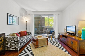 Spacious 1-Bed with Pool & Gym 5 Minutes from CBD, Sydney
